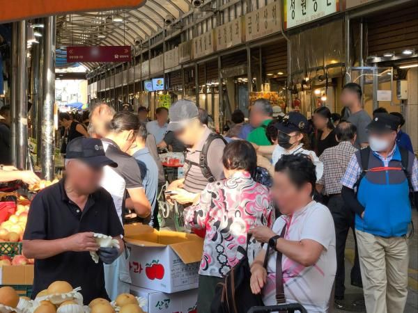 지난 15일 서울 동대문구 청량리전통시장에서 청과 상인이 과일을 판매하고 있다 사진홍승완 기자