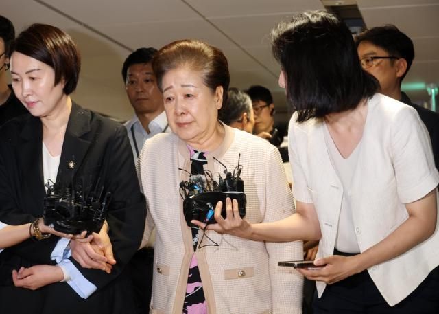 한학자 통일교 총재가 17일 서울 종로구 KT광화문빌딩에 마련된 김건희 여사 관련 의혹을 수사하는 민중기 특별검사팀 사무실에 세 차례 소환 불응 만에 자진 출석하고 있다 사진연합뉴스