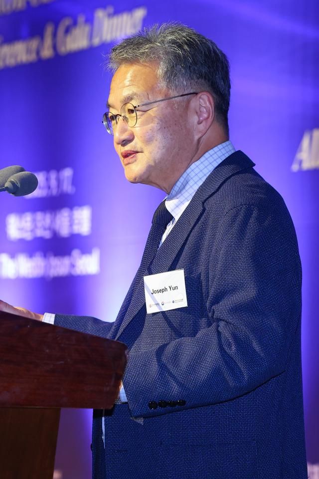 조셉 윤 주한미국대사대리가 17일 서울 중구 웨스틴조선호텔에서 열린 제25-1차 한미동맹컨퍼런스에서 기조연설을 하고 있다 사진연합뉴스