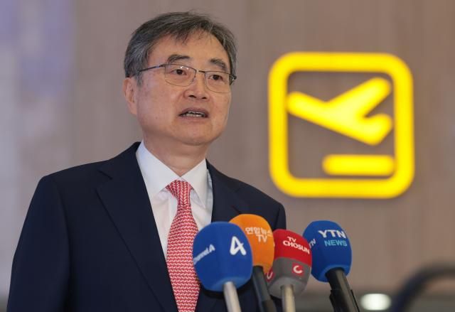 조현 외교부 장관이 17일 서울 강서구 김포국제공항에서 중국 베이징으로 출국하기 전 취재진 질문에 답하고 있다 사진연합뉴스