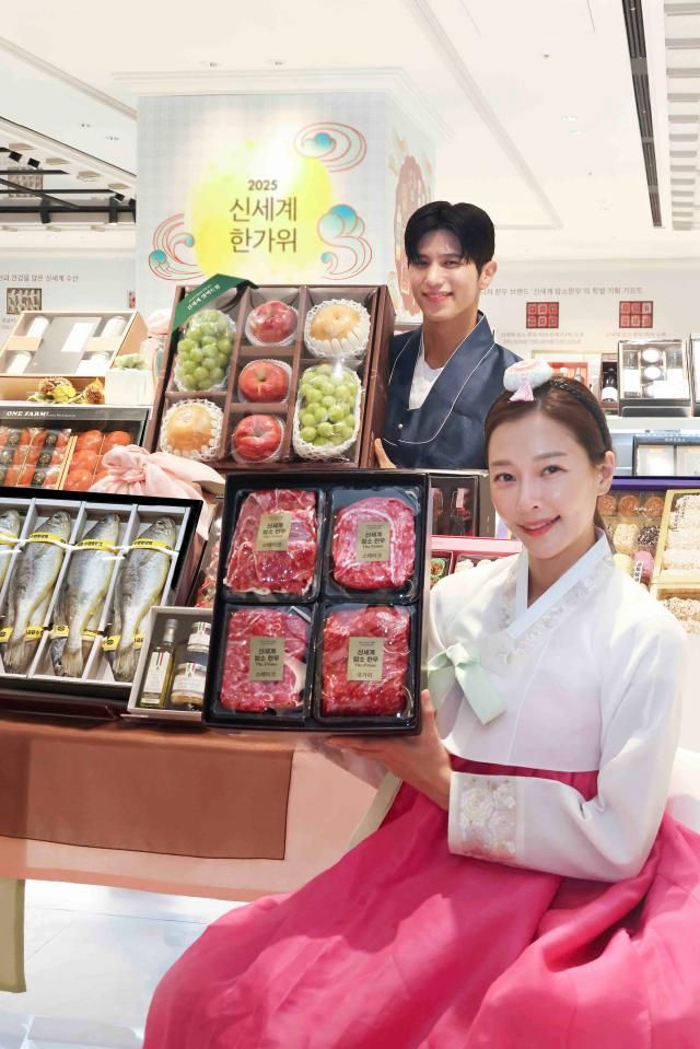 모델들이 신세계백화점 추석 선물세트를 소개하고 있다 사진신세계백화점