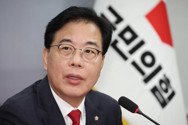 송언석 국민의힘 원내대표가 17일 서울 여의도 국회에서 권성동 의원 구속 정부조직법 여야 협상 등 현안 관련 취재진 질문에 답하고 있다 사진연합뉴스