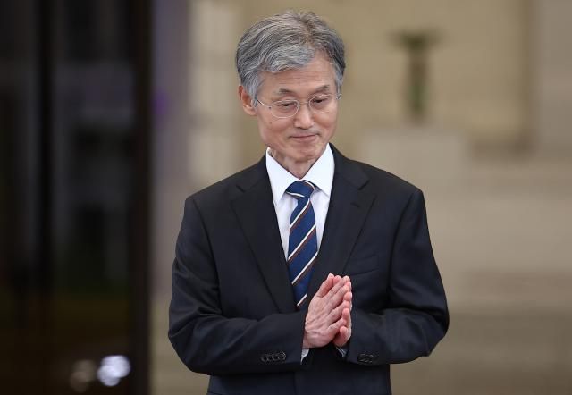 조희대 대법원장이 17일 서울 서초구 대법원에서 퇴근하기 위해 이동하며 두 손을 모으고 있다연합뉴스