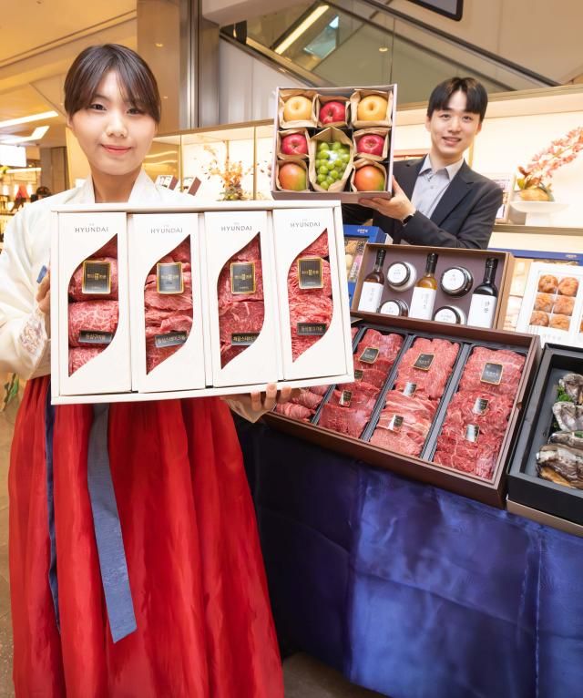 모델들이 현대백화점 추석 선물세트를 소개하고 있다 사진현대백화점