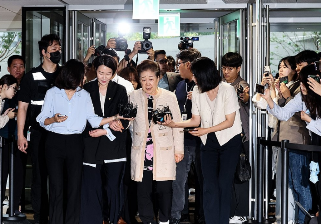 한학자 통일교 총재가 17일 서울 종로구 KT광화문빌딩에 마련된 김건희 여사의 의혹을 수사하는 민중기 특별검사팀 사무실에 세 번의 소환 불응 만에 자진 출석하고 있다 사진연합뉴스
