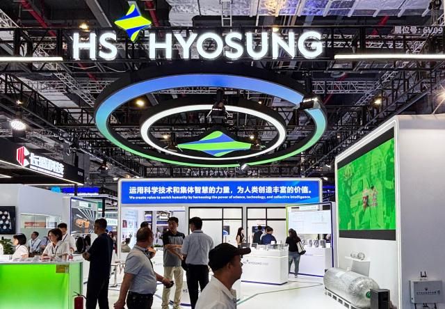 사진1_ 중국 상하이에서 진행되고 있는 CCE 2025에 참가한 HS효성첨단소재 부스 전경jpg