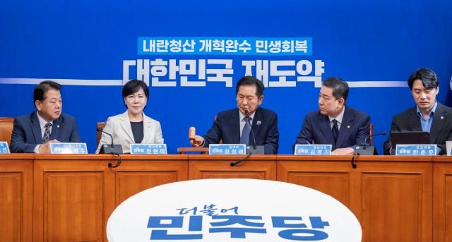 더불어민주당 정청래 대표가 15일 국회에서 열린 최고위원회의에 입장해 시작을 알리는 의사봉을 두드리고 있다 