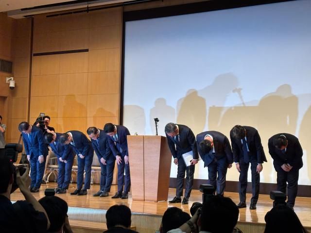 조좌진 롯데카드 대표이사 등 관계자들이 18일 서울 중구 부영태평빌딩에서 고객 정보 유출사태에 대해 대고객 사과를 하고 있다 사진정윤영 기자