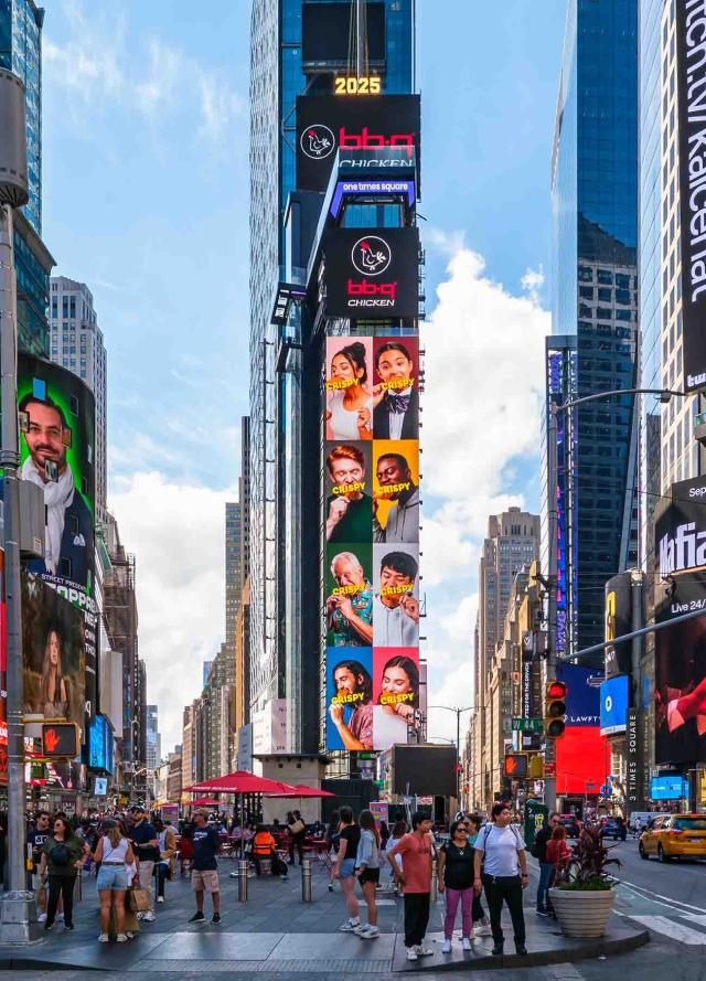 미국 뉴욕 타임스스퀘어 전광판에 BBQ 브랜드 광고가 송출되고 있다 사진제너시스BBQ그룹