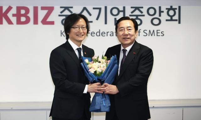 주병기 공정거래위원장왼쪽과 김기문 중소기업중앙회장이 사진중소기업중앙회