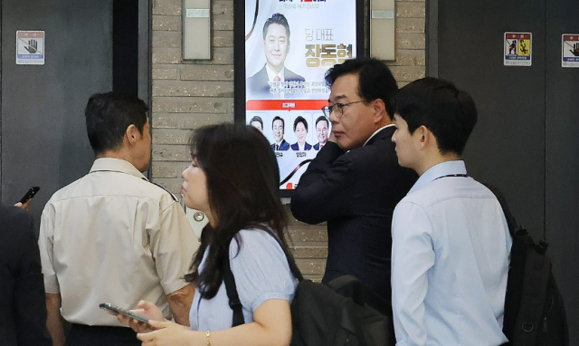 민중기 특별검사팀이 '통일교 집단 입당' 의혹과 관련해 국민의힘 당사 압수수색에 나선 18일 송언석 국민의힘 원내대표가 압수수색을 막기 위해 서울 여의도 당사로 들어가고 있다. [사진연합뉴스］