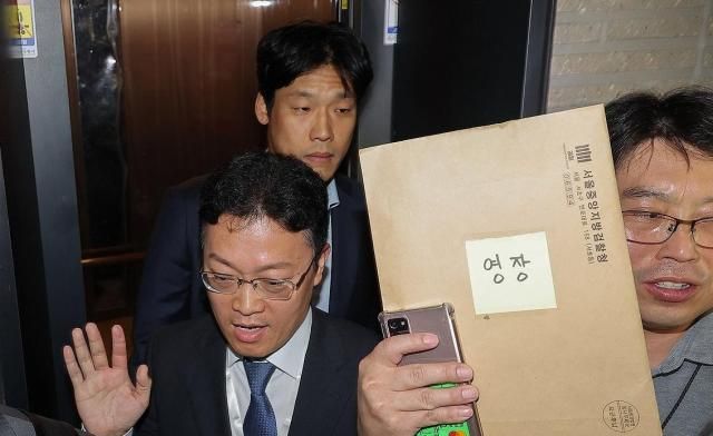 김건희 여사의 의혹들을 수사하는 민중기 특별검사팀이 18일 서울 여의도 국민의힘 중앙당사에 대한 통일교 집단 입당 의혹과 관련한 압수수색에 나섰다 당사에 도착한 특검팀이 영장을 들고 당사에 진입하기 위해 승강기에 오르고 있다 사진연합뉴스