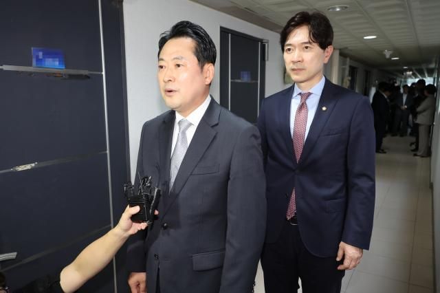 장동혁 국민의힘 대표가 18일 서울 여의도의 한 오피스텔에 위치한 당원명부 데이터베이스DB 관리업체를 찾아 김건희 특검의 압수수색을 규탄하고 있다 김건희 여사의 의혹들을 수사하는 민중기 특별검사팀은 통일교 집단 입당 의혹과 관련해 국민의힘 당원명부를 확보하기 위해 여의도 당사와 당원명부 DB 관리업체에 대해 압수수색을 시도 중이다사진연합뉴스