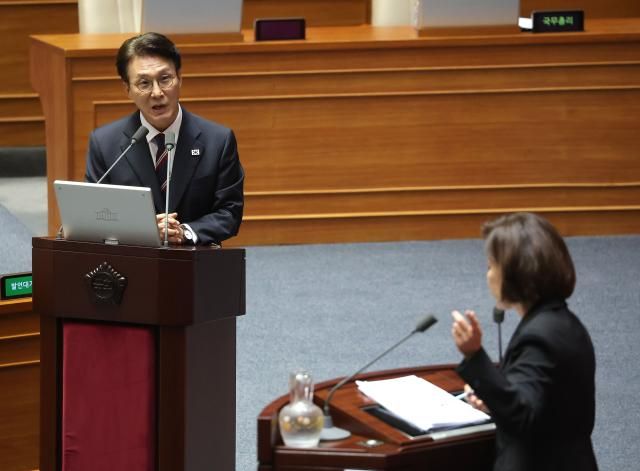 김민석 국무총리가 18일 교육·사회·문화 분야 대정부질문이 열리는 국회 본회의장에서 국민의힘 나경원 의원의 질문에 답하고 있다 사진연합뉴스