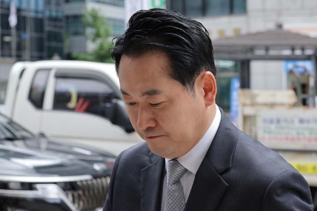 김건희 여사의 의혹들을 수사하는 민중기 특별검사팀이 통일교 집단 입당 의혹과 관련해 국민의힘 당사 압수수색에 나선 18일 장동혁 국민의힘 대표가 서울 여의도 당사로 들어가고 있다 사진연합뉴스