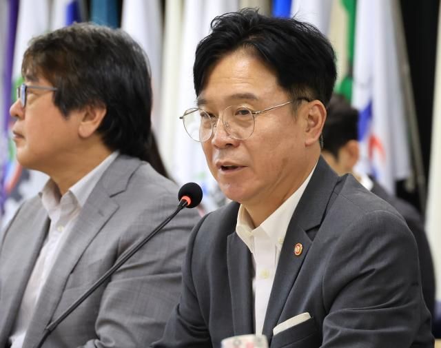 김영훈 고용노동부 장관이 지난 10일 서울 여의도 한국노총에서 열린 한국노총-고용노동부 장관 간담회에서 인사말을 하고 있다 사진연합뉴스