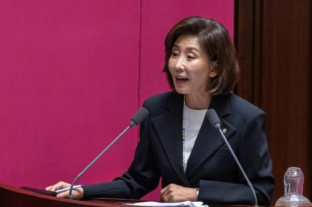 나경원 국민의힘 의원이 18일 국회 본회의장에서 열린 교육·사회·문화 분야 대정부질문에서 김민석 국무총리에게 질문하고 있다 사진연합뉴스