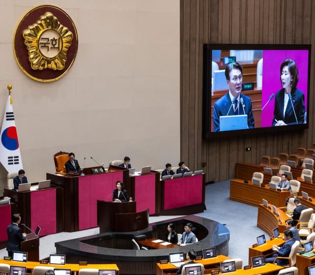 나경원 국민의힘 의원이 18일 국회 본회의장에서 열린 교육·사회·문화 분야 대정부질문에서 김민석 국무총리에게 질문하고 있다 사진연합뉴스
