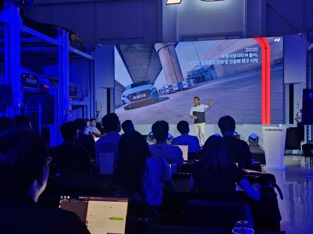 박준우 현대자동차 N매니지먼트실 상무가 18일 현대차 N 아카이브에서 고성능 현대차 브랜드 N에 대해 소개하고 있다사진오주석 기자 