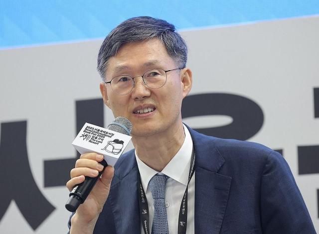 문형배 전 헌법재판소장 권한대행이 지난 6월 22일 서울 강남구 코엑스에서 어른 김장하의 씨앗이라는 제목으로 열린 서울국제도서전 북토크에 참석해 발언하고 있다 사진연합뉴스