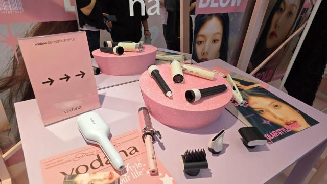 보다나 본 투 글로우 팝업스토어에 전시돼 있는 신제품 글래어 스타일러 폴드와 베스트셀러 제품들 사진김현아 기자