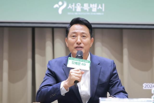 오세훈 서울시장이 21일 오전 서울 중구 서울시청 대회의실에서 지속가능한 번영을 위한 길 이라는 주제로 2024년 노벨경제학상 수상자 제임스 로빈슨 교수와 특별대담을 하고 있다 20250821사진유대길 기자 dbeorlf123ajunewscom