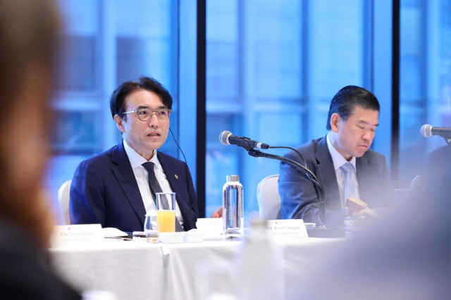 권창준 고용노동부 차관은 19일 서울 여의도 콘래드서울호텔에서 열린 주한미국상공회의소AMCHAM·암참 주최 조찬 간담회에서 발언하고 있다 사진고용노동부 