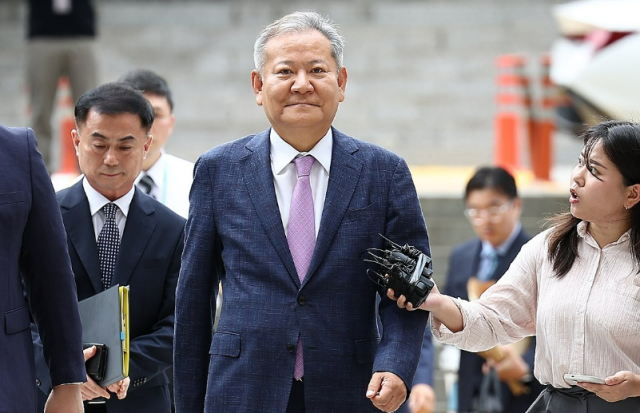 이상민 전 행정안전부 장관이 구속 전 피의자 심문영장실질심사를 위해 지난 7월 31일 서울 서초구 서울중앙지방법원으로 들어서고 있다 사진연합뉴스］