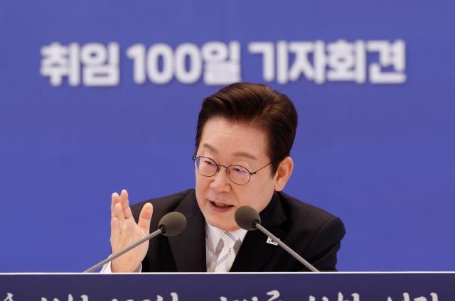이재명 대통령이 지난 11일 청와대 영빈관에서 열린 취임 100일 기자회견 회복을 위한 100일 미래를 위한 성장에서 발언하고 있다 사진대통령실통신사진기자단 
