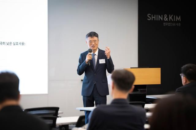 지난 17일 세종 기업전략과 조세센터 출범 기념 새정부 기업과세의 입법∙행정∙사법의 동향과 전망 세미나에서 발표 중인 이창희 고문 사진법무법인 세종