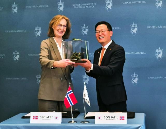 18일현지시간 노르웨이 국방물자청에서 열린 노르웨이 K9 계약식에서 손재일 한화에어로스페이스 대표이사오른쪽와 그로 예레 노르웨이 NDMA 청장왼쪽이 기념품을 교환하고 있다 사진한화에어로스페이스