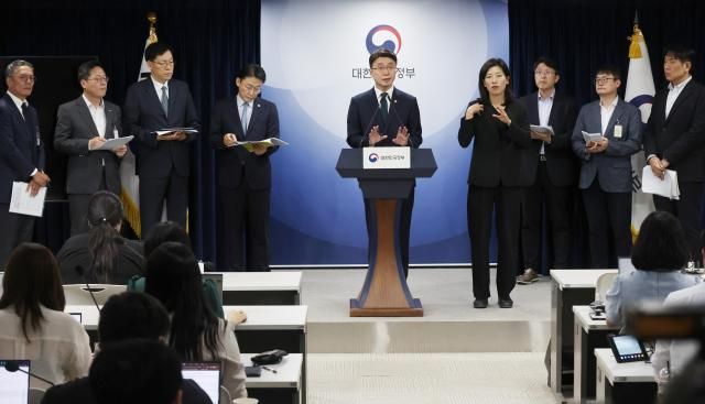  19일 서울 종로구 정부서울청사에서 열린 해킹 대응을 위한 과기정통부-금융위 합동 브리핑에서 과학기술정보통신부 류제명 제2차관이 질문에 답하고 있다 왼쪽은 금융위원회와 롯데카드 관계자 사진연합뉴스