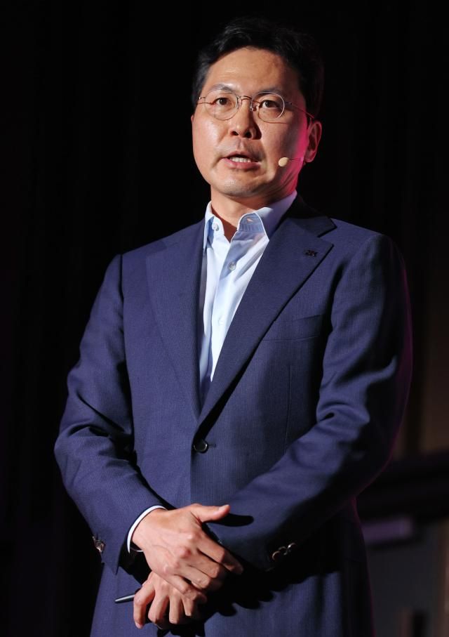 19일 서울 강남구 코엑스에서 열린 아마존 뷰티 인 서울 행사에서 윤상현 한국콜마 부회장이 K뷰티 화장품 브랜드의 성공을 주제로 강연하고 있다 사진연합뉴스