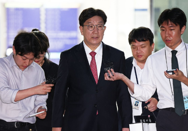 윤석열 정부와 통일교 간 정교 유착의 발단으로 지목된 권성동 국민의힘 의원이 지난 16일 서울 서초구 서울중앙지법에서 열린 구속 전 피의자 심문영장실질심사을 마친 뒤 대기 장소인 서울구치소로 향하고 있다 사진연합뉴스