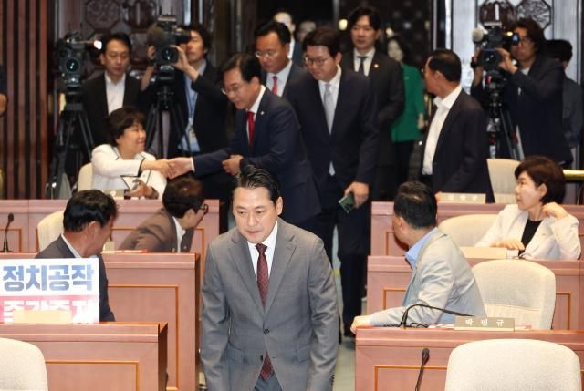 장동혁 국민의힘 대표가 19일 국회에서 열린 의원총회에 입장하고 있다 사진연합뉴스