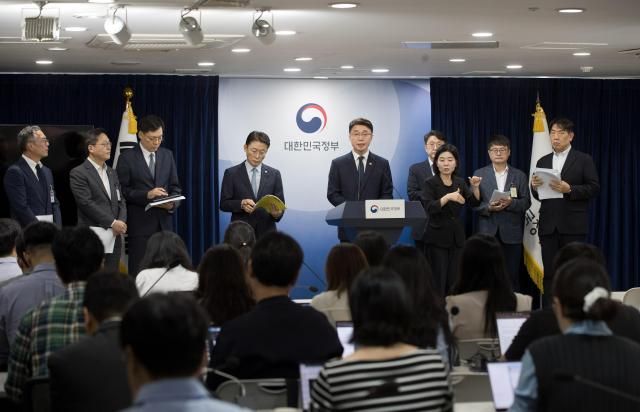 19일 서울 종로구 정부서울청사에서 열린 해킹 대응을 위한 과기정통부-금융위 합동 브리핑을 마친 류제명 과기정통부 제2차관과 권대영 금융위 부위원장왼쪽 네번째이 대화하고 있다 맨 왼쪽은 롯데카드 맨 오른쪽은 KT 관계자사진과학기술정보통신부