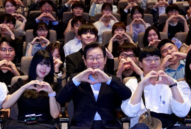 이재명 대통령이 19일 서울 마포구 구름아래 소극장에서 열린 2030 청년 소통·공감 토크콘서트에서 참석자들과 기념촬영을 하고 있다사진연합뉴스