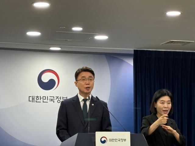 류제명 과학기술정보통신부 제2차관이 19일 서울 정부청사에서 KT 민관합동조사 과정에대해 발표를 하고 있다 사진최연재 기자 