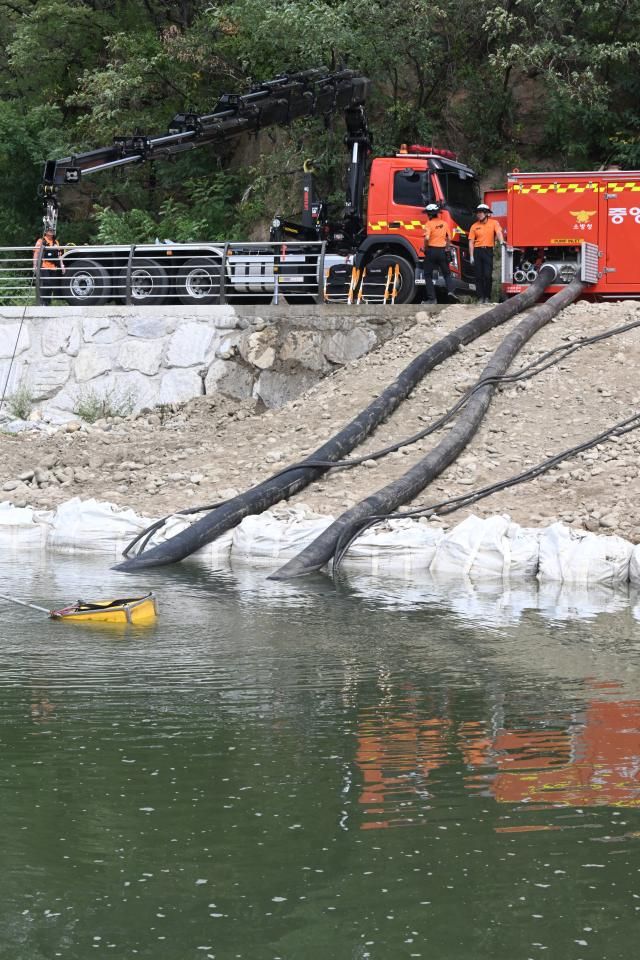 가뭄에 목 마른 강원도 강릉 지역에 대한 물급수에 나선 소방차가 보에서 물을 충전하고 있다사진연합뉴스 