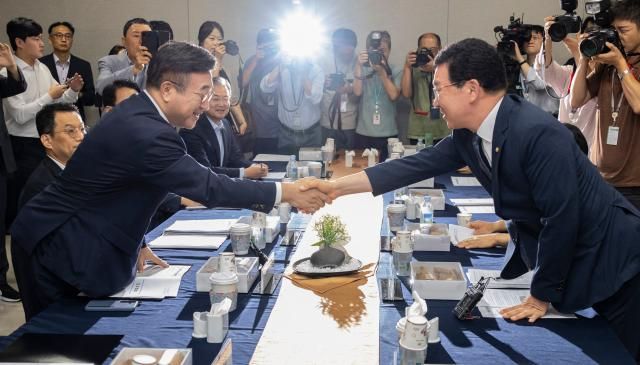 윤호중 행정안전부 장관왼쪽과 신정훈 국회 행정안전위원회 위원장이 2일 국회에서 열린 당정에서 악수하고 있다 사진연합뉴스