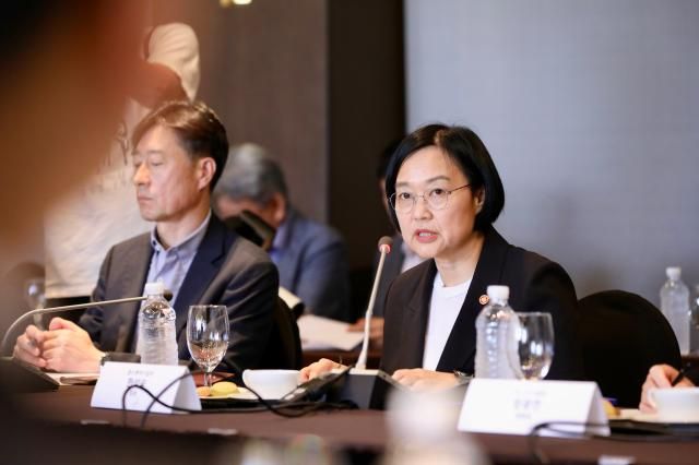 한성숙 중소벤처기업부 장관이 2일 서울 중구 더플라자호텔에서 열린 중소기업 기술탈취 근절을 위한 두 번째 간담회에서 인사말을 하고 있다 사진중소벤처기업부 