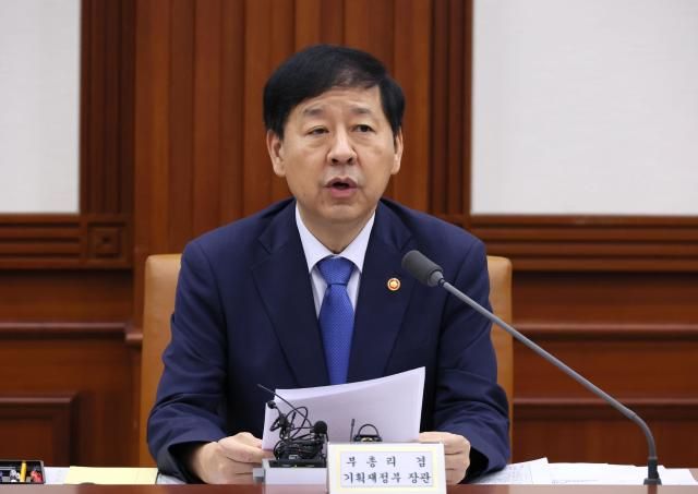 구윤철 부총리 겸 기획재정부 장관이 3일 서울 종로구 정부서울청사에서 열린 경제관계장관회의 겸 산업경쟁력강화 관계장관회의에서 발언하고 있다 사진연합뉴스