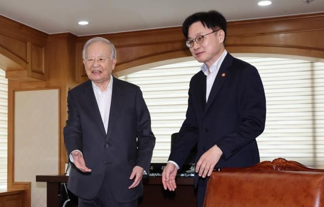 손경식 한국경영자총협회경총 회장왼쪽과 김정관 산업통상자원부 장관이 4일 서울 마포구 경총회관에서 인사하고 있다 
