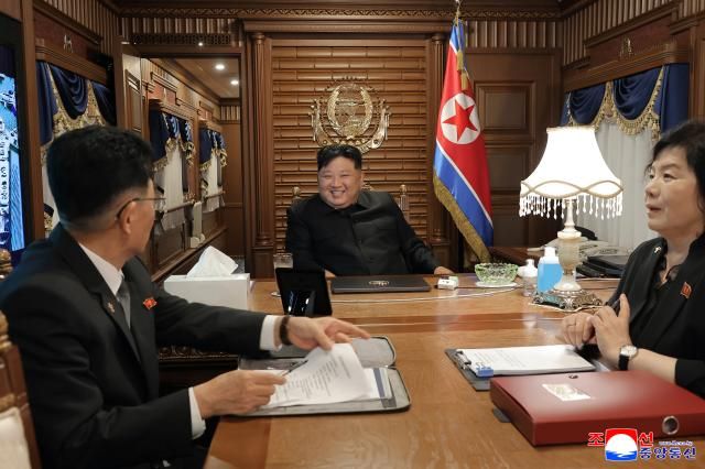조선중앙통신은 2일 김정은 북한 국무위원장이 중국 전승절 80주년 기념행사에 참석하기 위해 전날 전용열차로 출발했다고 보도했다 사진연합뉴스