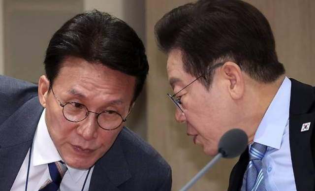 이재명 대통령오른쪽과 김민석 국무총리가 2일 용산 대통령실에서 열린 국무회의에서 대화하고 있다 사진연합뉴스