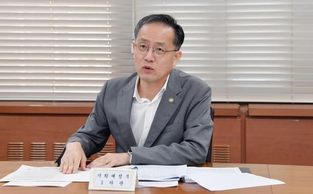 이형일 기획재정부 1차관이 2일 정부서울청사에서 제56차 물가관계차관회의를 주재하고 있다 사진기획재정부
