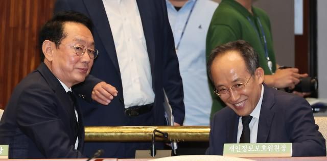 김도읍 의원과 추경호 의원이 1일 서울 여의도 국회에서 열린 의원총회에 참석해 있다 사진연합뉴스