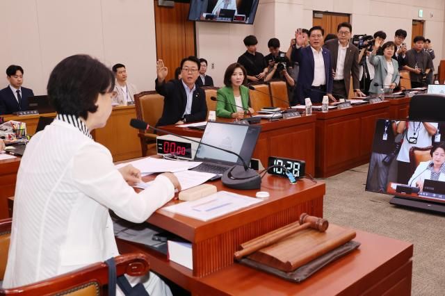  2일 서울 여의도 국회에서 열린 법제사법위원회 전체회의에서 국민의힘 의원들이 추미애 위원장의 회의 진행 방식에 항의하며 퇴장해 자리가 비어 있다 사진연합뉴스