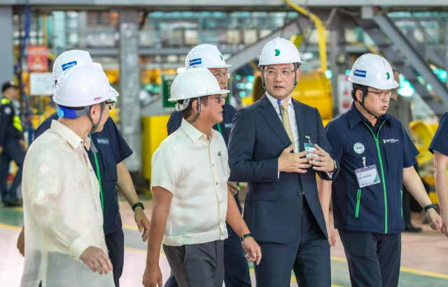 페르디난드 마르코스 주니어 필리핀 대통령왼쪽에서 두 번째과 김성준 HD한국조선해양 대표오른쪽에서 세 번째_가 HD현대필리핀조선소를 둘러보며 환담을 나누고 있다 사진HD현대 