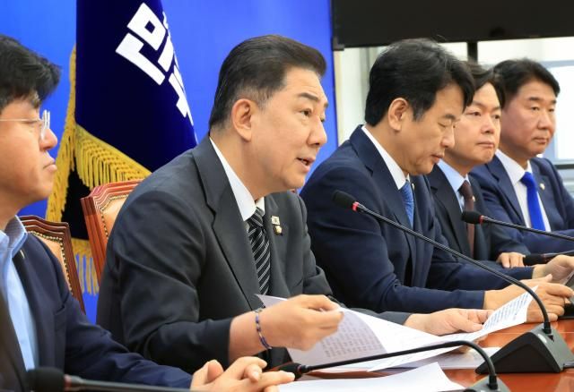 더불어민주당 김병기 원내대표가 2일 서울 여의도 국회 원내대표실에서 열린 2025 정기국회 기자간담회에서 발언하고 있다사진연합뉴스
